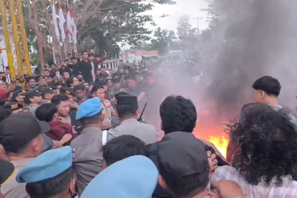 DEMO MAHASISWA DI GORONTALO RICUH, MASA AKSI PAKSA MASUK RUDIS GUBERNUR GORONTALO